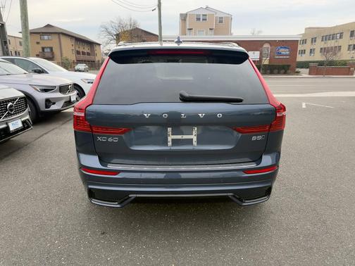 2024 Volvo XC60 B5 Plus Dark Theme