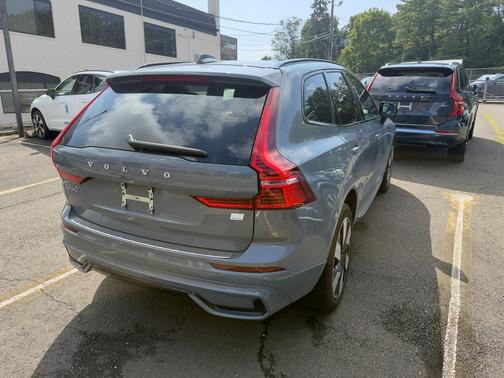 2024 Volvo XC60 Recharge Plug-In Hybrid T8 Plus Dark Theme