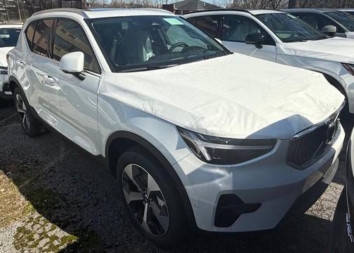 2025 Volvo XC40 B5 Plus Bright Theme