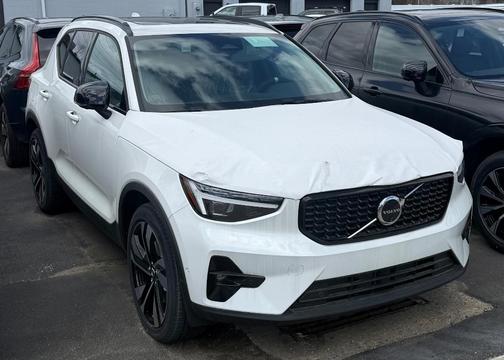2025 Volvo XC40 B5 Plus Dark Theme