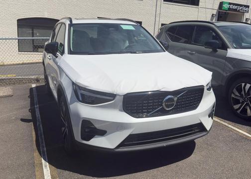 2025 Volvo XC40 B5 Ultra Dark Theme