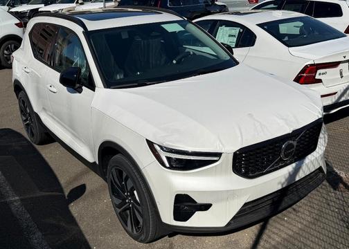 2025 Volvo XC40 B5 Ultra Dark Theme