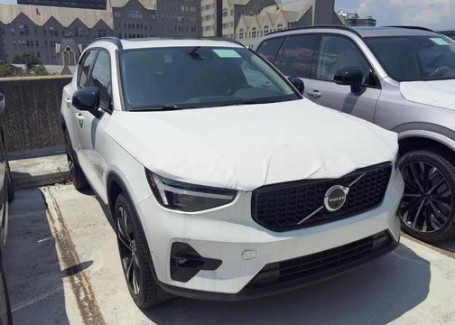 2025 Volvo XC40 B5 Ultra Dark Theme