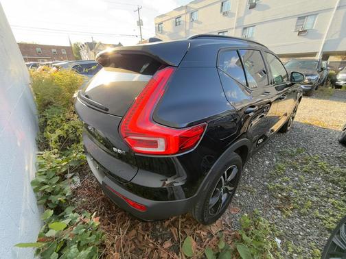 2023 Volvo XC40 B5 Plus Dark Theme