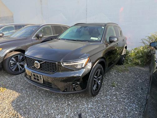 2023 Volvo XC40 B5 Plus Dark Theme