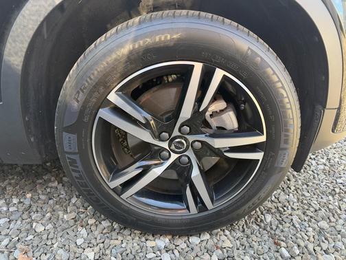 2023 Volvo XC40 B5 Plus Dark Theme