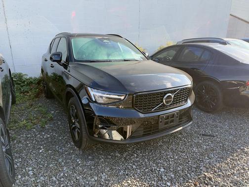 2023 Volvo XC40 B5 Plus Dark Theme
