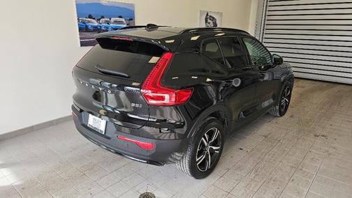 2023 Volvo XC40 B5 Plus Dark Theme