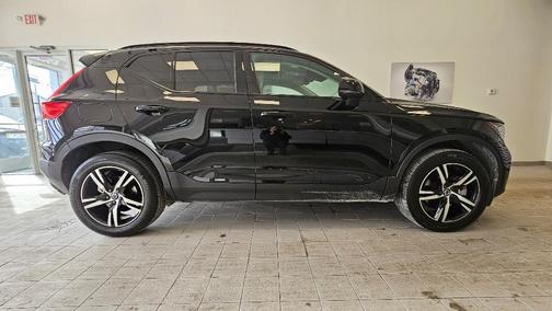 2023 Volvo XC40 B5 Plus Dark Theme