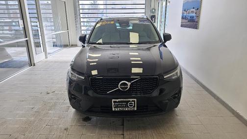 2023 Volvo XC40 B5 Plus Dark Theme