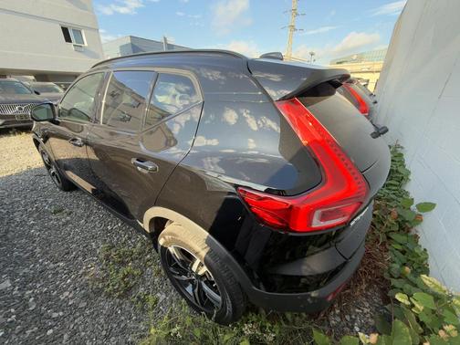 2023 Volvo XC40 B5 Plus Dark Theme