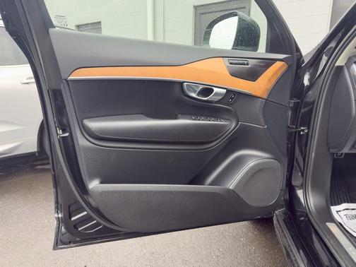 2023 Volvo XC90 B5 Plus