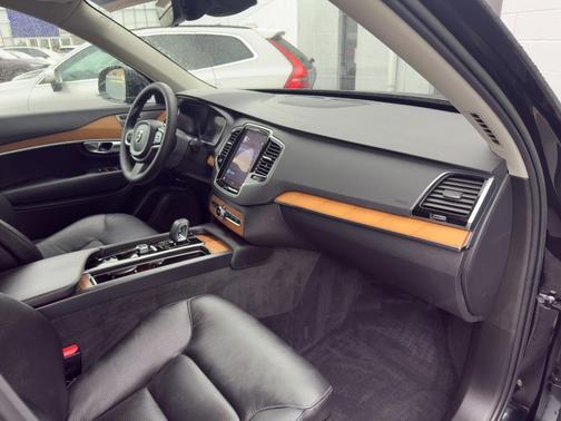 2023 Volvo XC90 B5 Plus