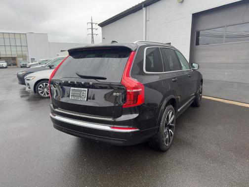2023 Volvo XC90 B5 Plus