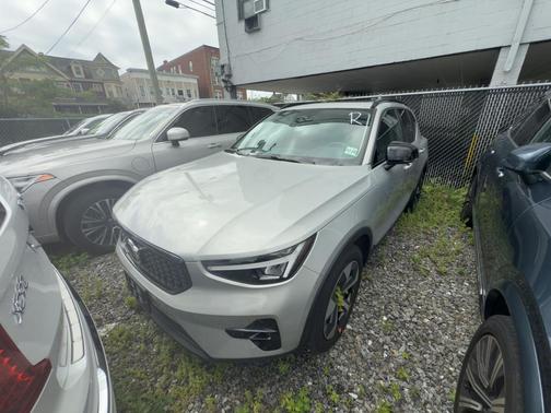 2023 Volvo XC40 B5 Plus Dark Theme