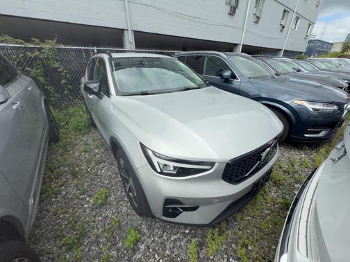 2023 Volvo XC40 B5 Plus Dark Theme