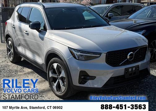 2023 Volvo XC40 B5 Plus Dark Theme