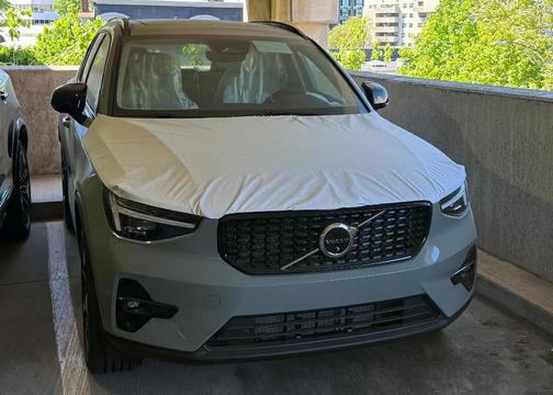 2025 Volvo XC40 B5 Plus Dark Theme