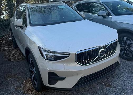2025 Volvo XC40 B5 Core Bright Theme