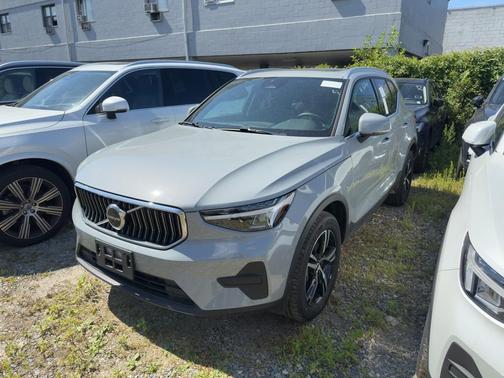2025 Volvo XC40 B5 Core Bright Theme