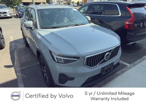 2025 Volvo XC40 B5 Core Bright Theme