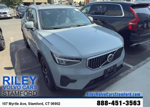 2025 Volvo XC40 B5 Core Bright Theme