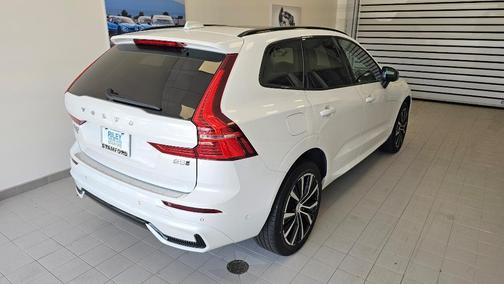 2023 Volvo XC60 B5 Plus Dark Theme