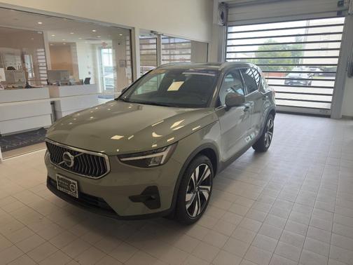 2023 Volvo XC40 B5 Plus Bright Theme