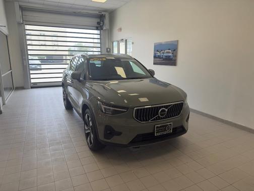 2023 Volvo XC40 B5 Plus Bright Theme