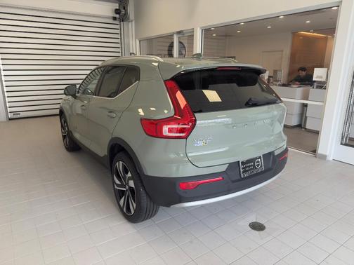 2023 Volvo XC40 B5 Plus Bright Theme