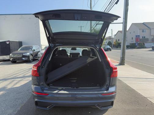 2023 Volvo XC60 B6 Ultimate Dark Theme