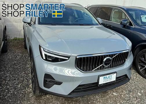 2025 Volvo XC40 B5 Ultra Bright Theme