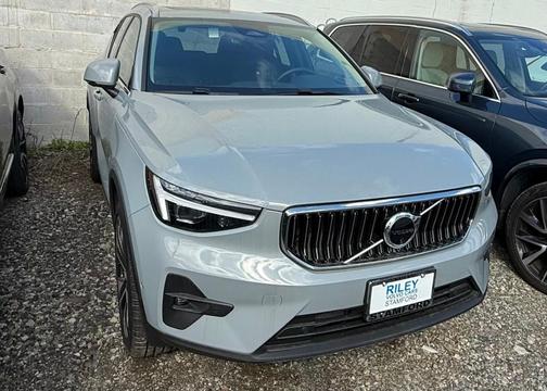 2025 Volvo XC40 B5 Ultra Bright Theme