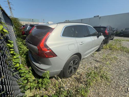 2022 Volvo XC60 B5 Momentum
