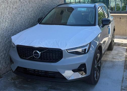 2025 Volvo XC40 B5 Plus Dark Theme