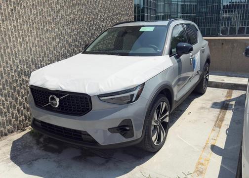2025 Volvo XC40 B5 Plus Dark Theme