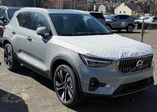 2025 Volvo XC40 B5 Ultra Bright Theme