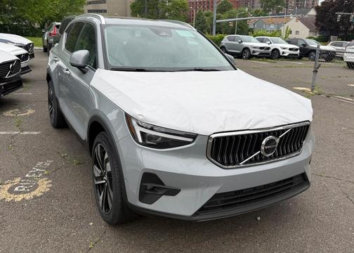 2025 Volvo XC40 B5 Ultra Bright Theme
