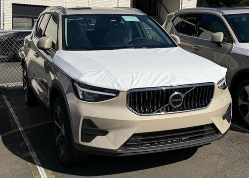 2025 Volvo XC40 B5 Core Bright Theme