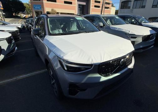 2026 Volvo XC40 B5 Plus
