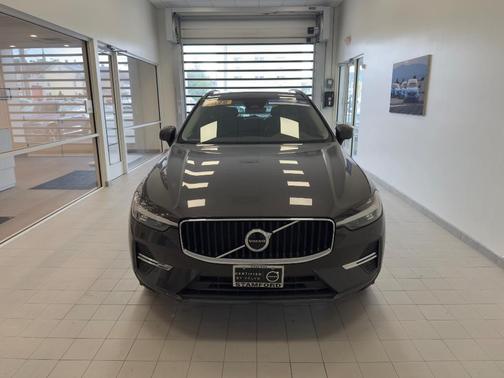 2022 Volvo XC60 B5 Momentum