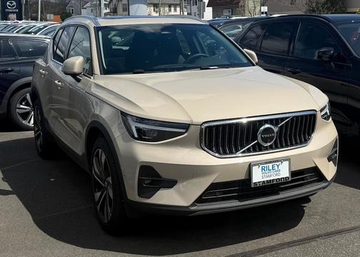 2025 Volvo XC40 B5 Plus Bright Theme