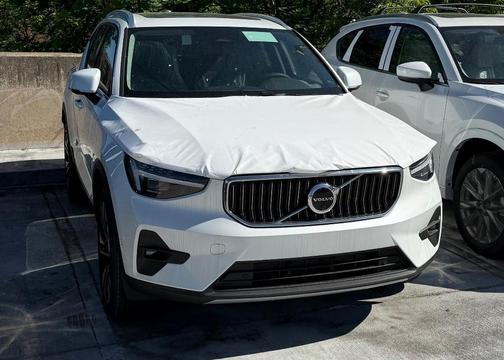2025 Volvo XC40 B5 Plus Bright Theme
