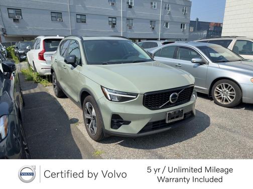 2023 Volvo XC40 B5 Plus Dark Theme