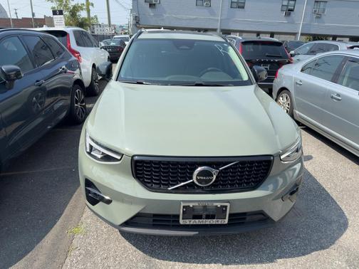 2023 Volvo XC40 B5 Plus Dark Theme