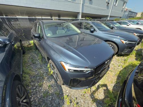 2024 Volvo XC60 Recharge Plug-In Hybrid T8 Plus Dark Theme