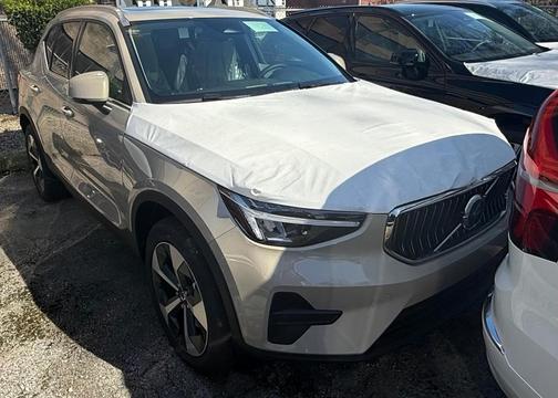 2025 Volvo XC40 B5 Core Bright Theme