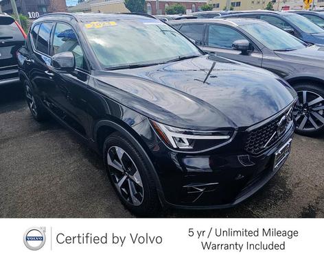 2023 Volvo XC40 B5 Plus Dark Theme