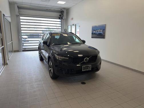 2023 Volvo XC40 B5 Plus Dark Theme