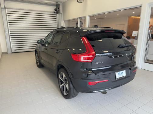 2023 Volvo XC40 B5 Plus Dark Theme